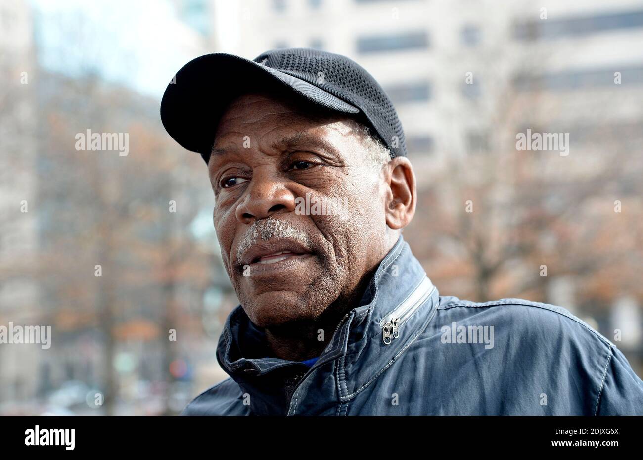 Schauspieler Danny Glover schließt sich während ihrer Kundgebung streikenden Bundesarbeitskräften an, um den designierten Präsidenten Donald Trump dafür verantwortlich zu machen, sein Versprechen an die Arbeiter in Washington, DC, 7. Dezember 2016 einzuhalten. Foto von Olivier Douliery/ABACA Stockfoto