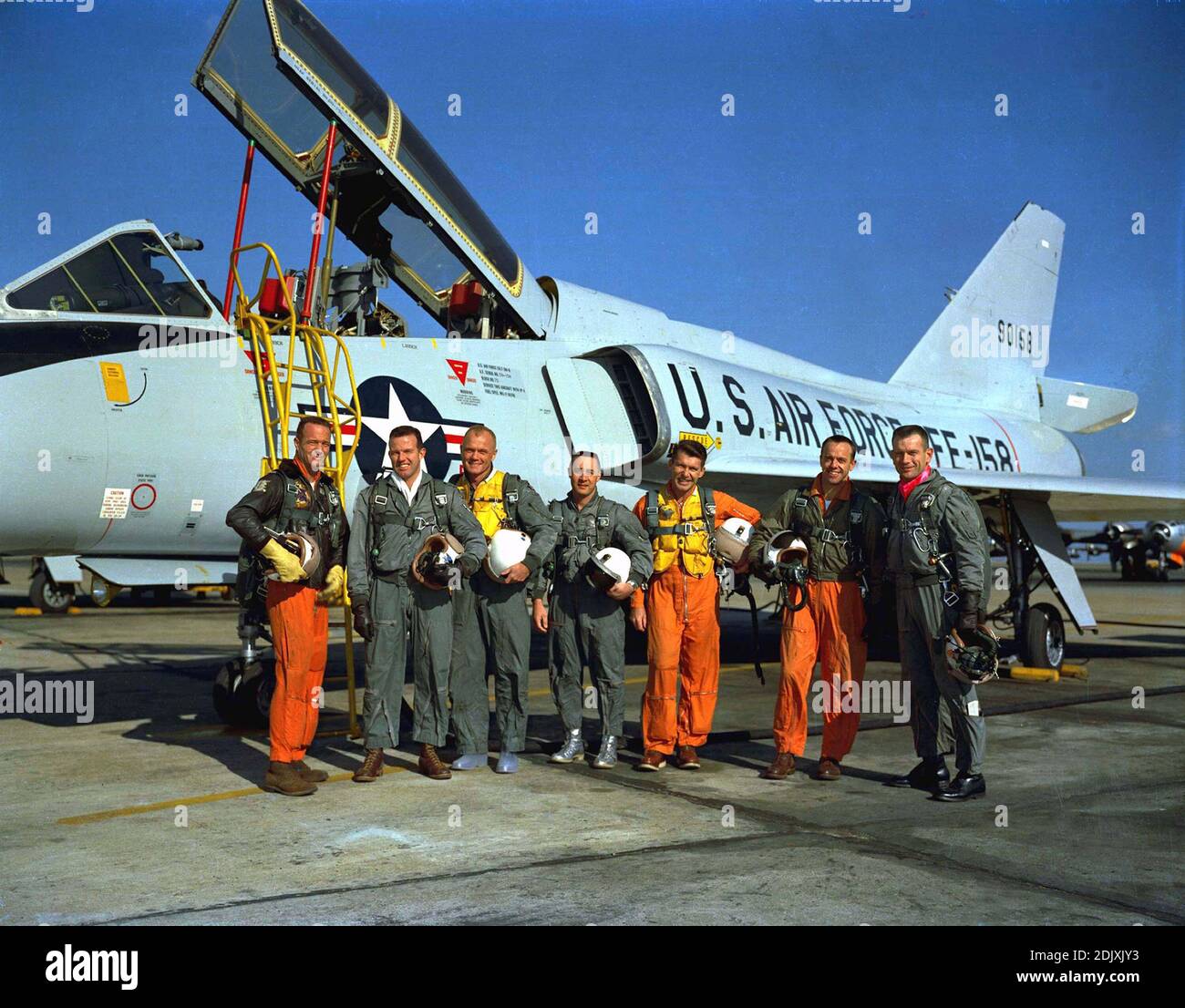 Foto der Merkur-Astronauten, die neben einem Convair 106-B-Flugzeug stehen, aufgenommen am 20. Januar 1961. Sie sind, von links nach rechts, M. Scott Carpenter, L. Gordon Cooper Jr., John H. Glenn Jr., Virgil I. Grissom, Walter M. Schirra Jr., Alan B. Shepard Jr. und Donald K. Slayton. Foto der NASA via CNP/ABACAPRESS.COM Stockfoto