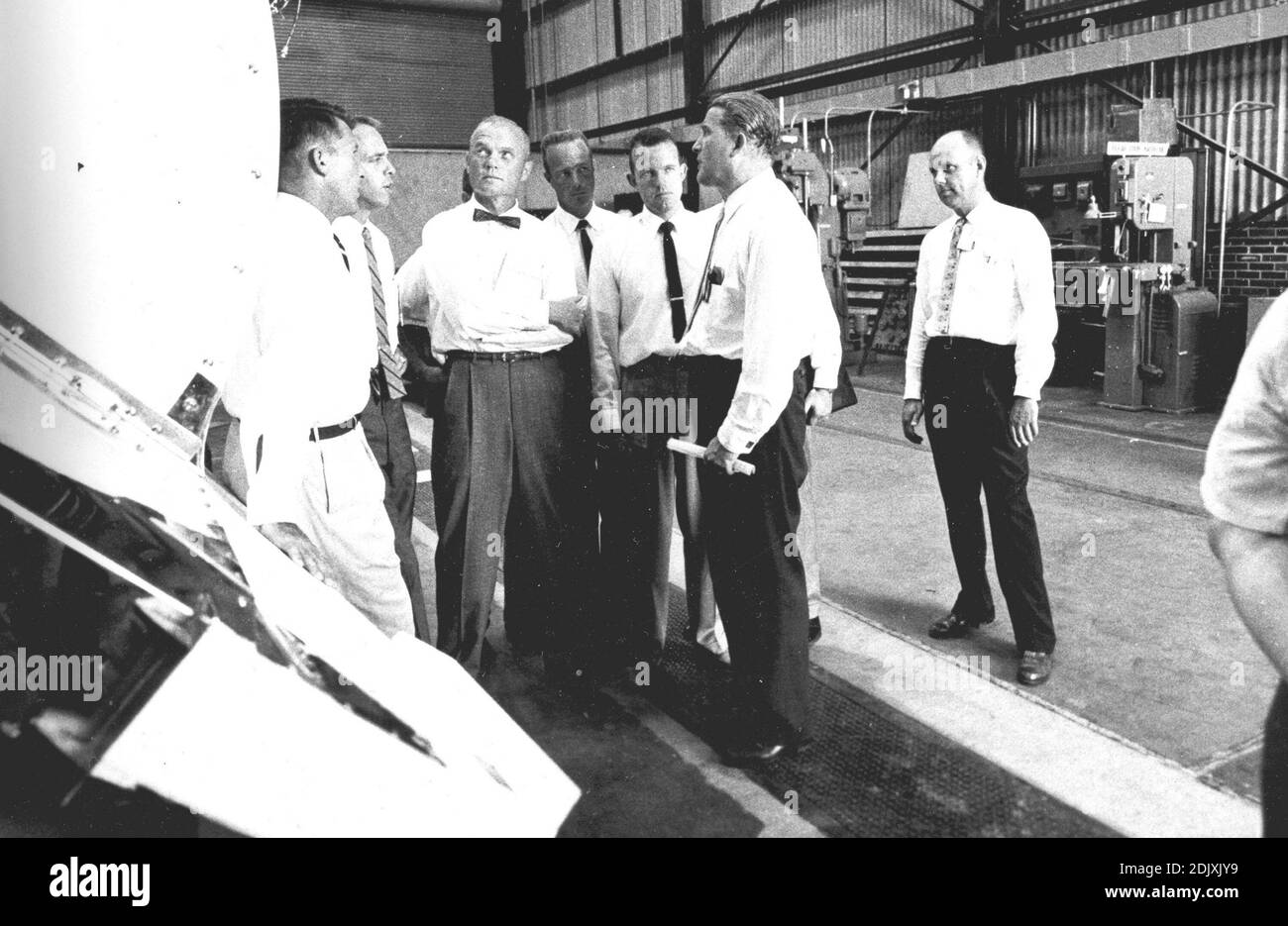 Fünf der sieben ursprünglichen Astronauten werden 1959 mit Dr. Wernher von Braun gesehen, der die Mercury-Redstone Hardware im Fabrication Laboratory of Army Ballistic Missile Agency (ABMA) in Huntsville, Alabama, inspiziert. Von links nach rechts: Die Astronauten Walter Schirra, Alan Shepard, John Glenn, Scott Carpenter, Gordon Cooper und Dr. von Braun. Foto der NASA via CNP/ABACAPRESS.COM Stockfoto