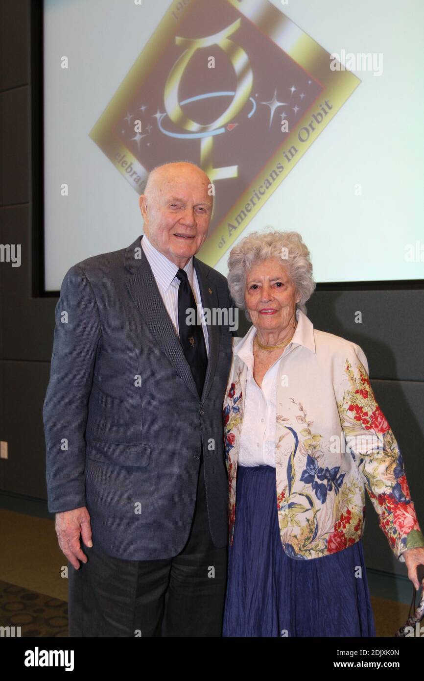 Der ehemalige US-Senator John H. Glenn (Demokrat von Ohio) und seine Frau Annie werden am Freitag, den 17. Februar 2012, bei einem Mittagessen der Senior Manager im Operations Support Building II im Kennedy Space Center der NASA in Cape Canaveral, Florida, gesehen. Foto der NASA via CNP/ABACAPRESS.COM Stockfoto