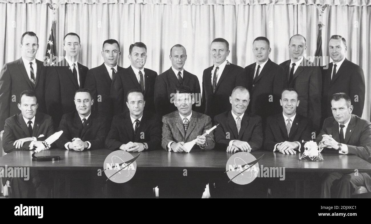 Original 7 Astronauten posieren für ein Gruppenfoto mit der zweiten Gruppe von Astronauten in Washington, D.C. am 1. März 1963. Vorne sitzen die ursprünglichen 7 Astronauten, von links nach rechts: L. Gordon Cooper, Jr., Virgil I. Grissom, M. Scott Carpenter, Walter M. Schirra, Jr., John H. Glenn, Jr., Alan B. Shepard, Jr. und Donald K. Slayton, die alle 1959 ausgewählt wurden. Die hintere Reihe steht die zweite Gruppe von Astronauten, von links nach rechts: Edward H. White, II, James A. McDivitt, John W. Young, Elliott M. See, Jr., Charles Conrad, Jr., Frank Borman, Neil A. Armstrong, Thomas P. Stafford, und James A. Lovell, Jr. Stockfoto