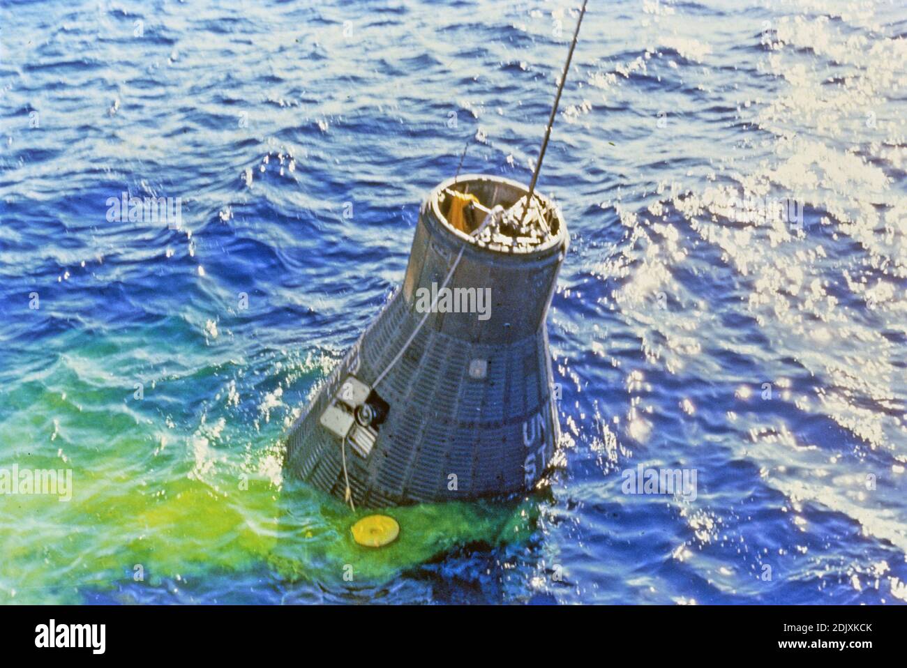 Die Mercury-Atlas 6 'Friendship 7' Raumsonde wird nach der drei-Orbit-Weltraummission von Astronaut John H. Glenn Jr. am 20. Februar 1962 aus dem Atlantik geborgen. In dieser Ansicht befindet sich die Kapsel noch im Wasser, mit Bergekabel verbunden Foto der NASA über CNP/ABACAPRESS.COM Stockfoto