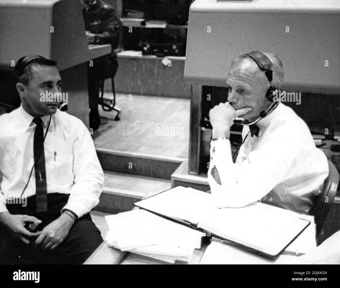 Erfahrene US-Raumfahrer erwarten Wort vom Projekt Mercury Astronaut M. Scott Carpenter, als er nach 3 Reisen rund um den Globus in Cape Canaveral, Florida, 24. Mai 1962 auf die Erde zurückkehrt. Links; Virgil I. 'Gus' Grissom, Pilot von Merkurs zweiter Suborbitalmission, und rechts; John H. Glenn, Jr., erster US-Orbitalastronaut. Grisson diente als Capsule Communicator, unterstützt von Glenn, während Carpenter's Flug.Foto von NASA via CNP/ABACAPRESS.COM Stockfoto