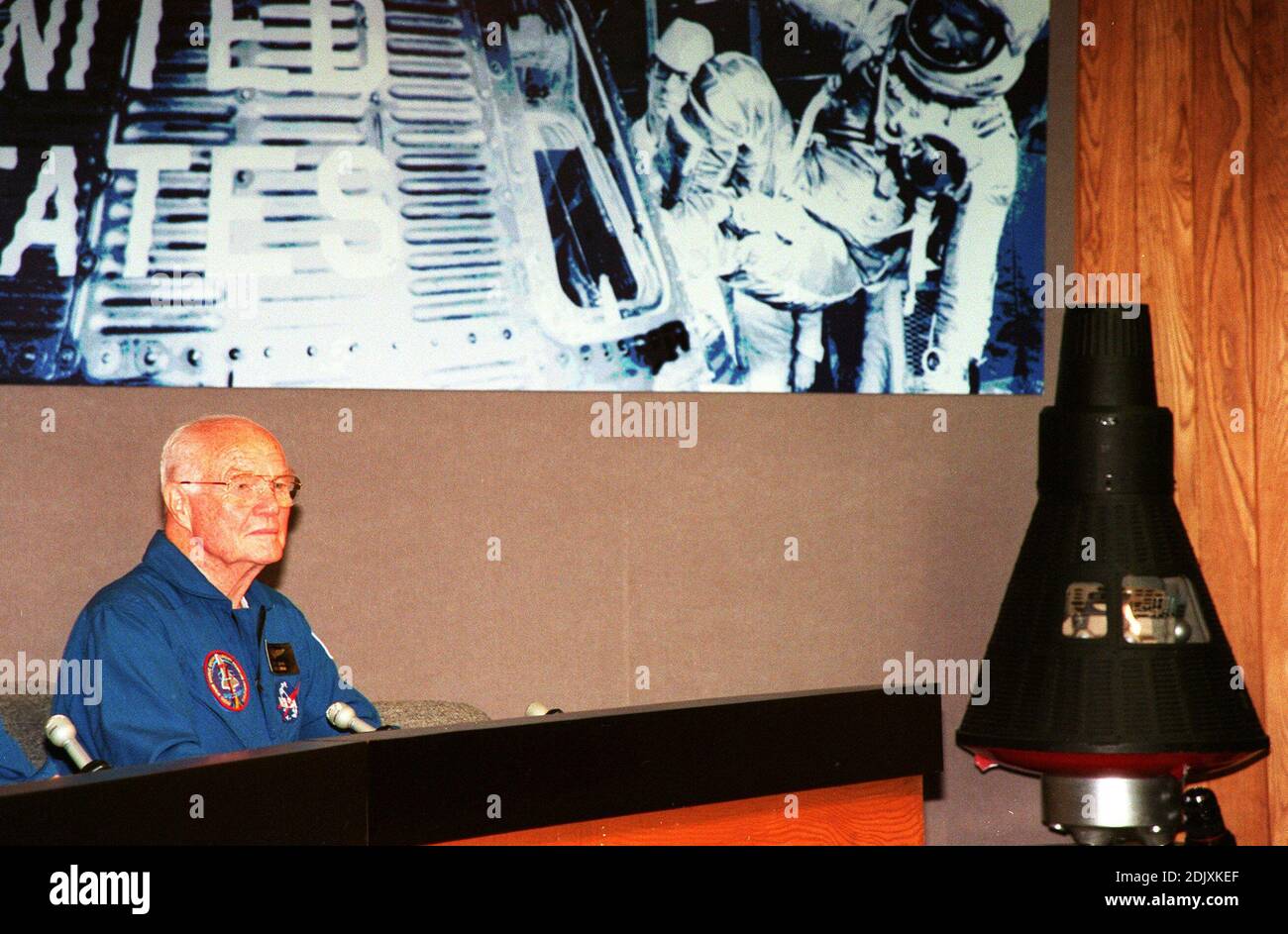 STS-95 Nutzlast-Spezialist John H. Glenn Jr., ein Senator aus Ohio und einer der ursprünglichen sieben Projekt Mercury Astronauten beteiligt sich an einer Medienorientierung im Kennedy Space Center Presse Website Auditorium am 8. November 1998 vor der Rückkehr in das Johnson Space Center in Houston, Texas. Die Mission STS-95 endete mit der Landung am Kennedy Space Center Shuttle Landing Facility am 7. November um 12:04 Uhr EST. Auch die Teilnahme an der Besprechung wurden die anderen Besatzungsmitglieder der STS-95: Mission Kommandant Curtis L. Brown Jr.; Pilot Steven W. Lindsey; Missionsspezialist und Nutzlast Kommandant Stephen K. Robin Stockfoto