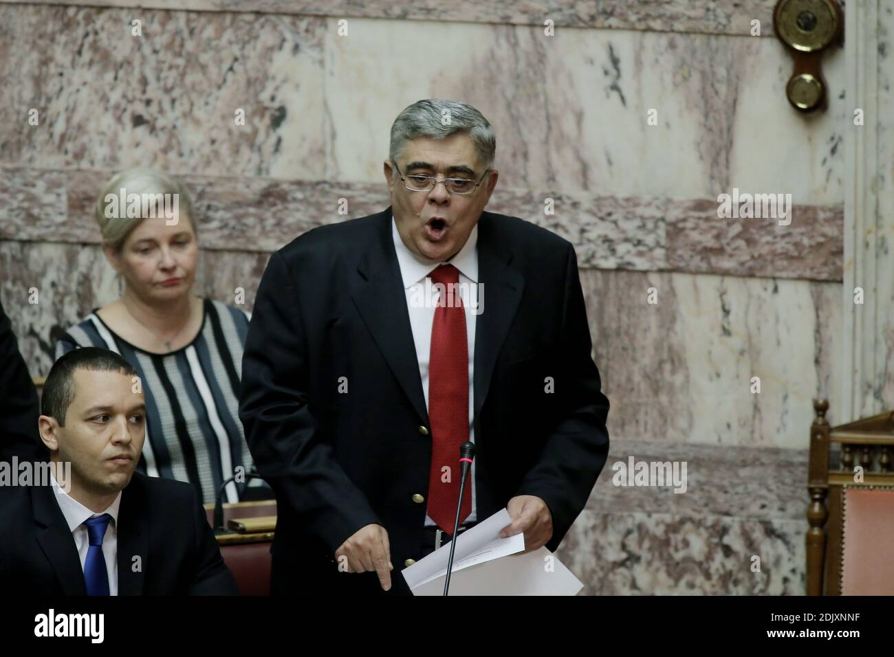 Nikos Michaloliakos, Vorsitzender der ultra-nationalistischen Partei Golden Dawn, spricht während der Debatte und Abstimmung im griechischen Parlament über den Staatshaushalt 2017 am Samstag, den 10. Dezember 2016, an die Gesetzgeber. Foto von Panayotis Tzamaros/ABACAPRESS.COM Stockfoto