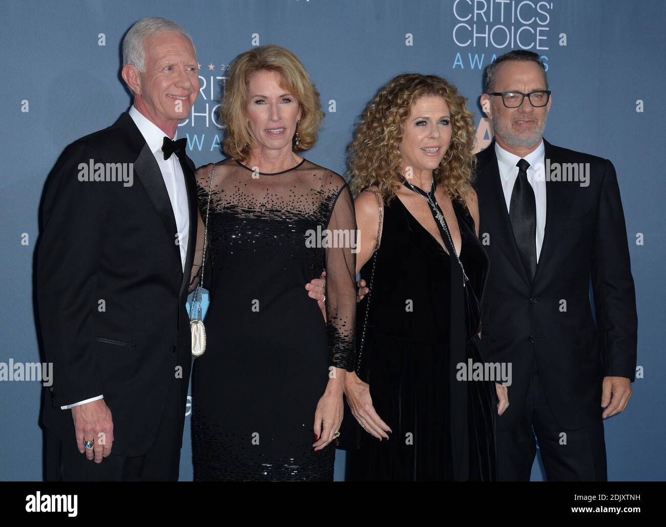 Tom Hanks und Chesley Burnett 'Sully' Sullenberger III. Nehmen am 11. Dezember 2016 an den 22. Annual Critics' Choice Awards im Barker Hangar in Santa Monica, Los Angeles, CA, USA Teil. Foto von Lionel Hahn/ABACAPRESS.COM Stockfoto