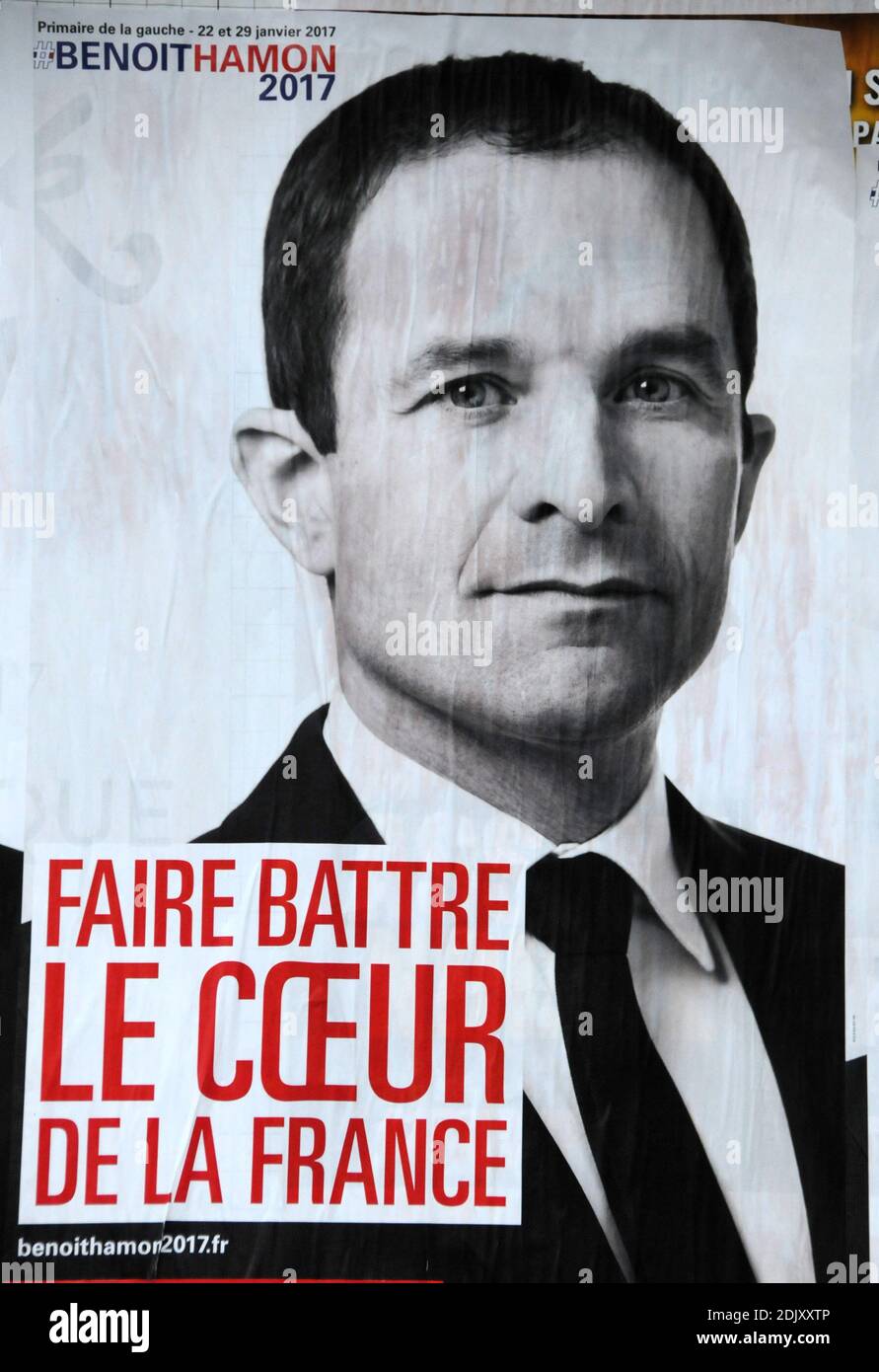 Wahlplakate mit Kandidaten für die linken Vorwahlen vor der Präsidentschaftswahl 2017, Benoit Hamon, sind in Paris, Frankreich, am 12. Dezember 2016 zu sehen. Foto von Alain Apaydin/ABACAPRESS.COM Stockfoto