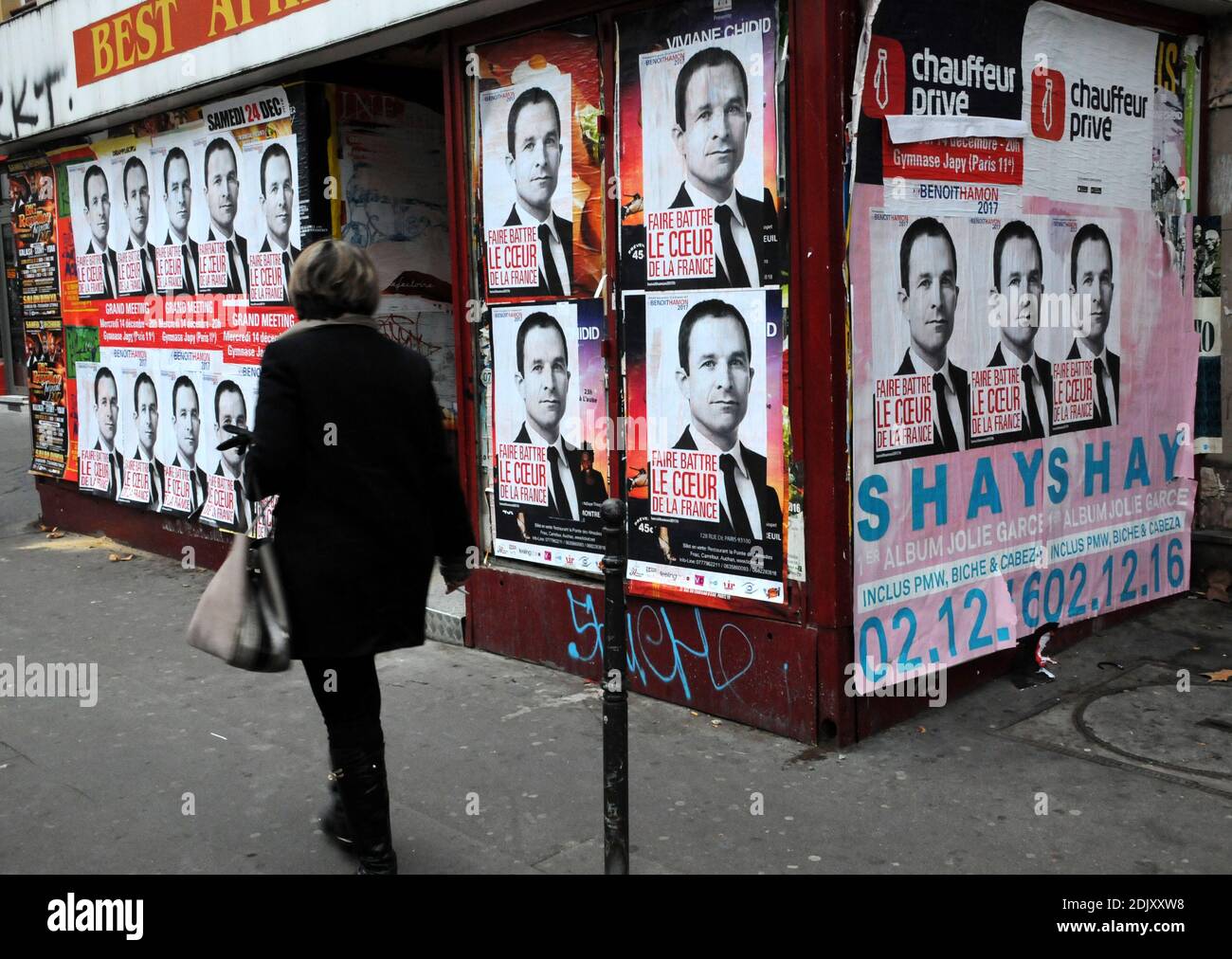 Wahlplakate mit Kandidaten für die linken Vorwahlen vor der Präsidentschaftswahl 2017, Benoit Hamon, sind in Paris, Frankreich, am 12. Dezember 2016 zu sehen. Foto von Alain Apaydin/ABACAPRESS.COM Stockfoto