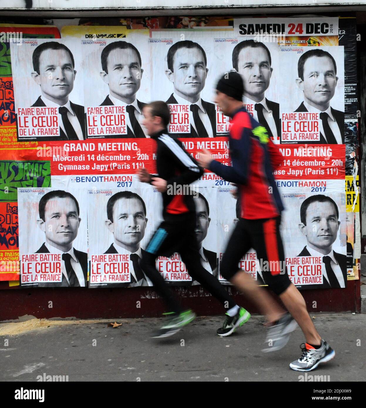 Wahlplakate mit Kandidaten für die linken Vorwahlen vor der Präsidentschaftswahl 2017, Benoit Hamon, sind in Paris, Frankreich, am 12. Dezember 2016 zu sehen. Foto von Alain Apaydin/ABACAPRESS.COM Stockfoto