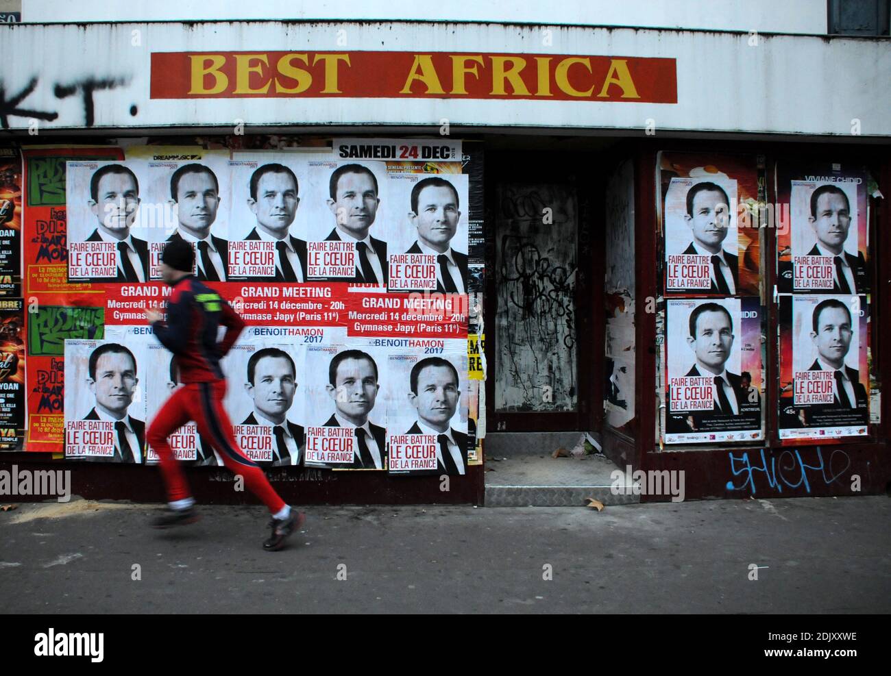 Wahlplakate mit Kandidaten für die linken Vorwahlen vor der Präsidentschaftswahl 2017, Benoit Hamon, sind in Paris, Frankreich, am 12. Dezember 2016 zu sehen. Foto von Alain Apaydin/ABACAPRESS.COM Stockfoto