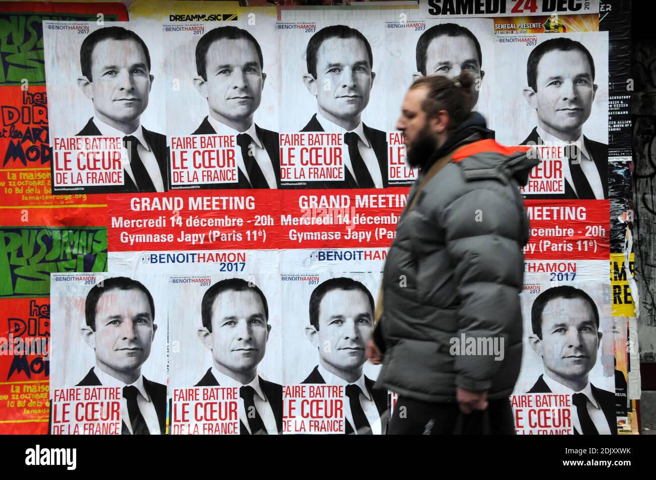 Wahlplakate mit Kandidaten für die linken Vorwahlen vor der Präsidentschaftswahl 2017, Benoit Hamon, sind in Paris, Frankreich, am 12. Dezember 2016 zu sehen. Foto von Alain Apaydin/ABACAPRESS.COM Stockfoto