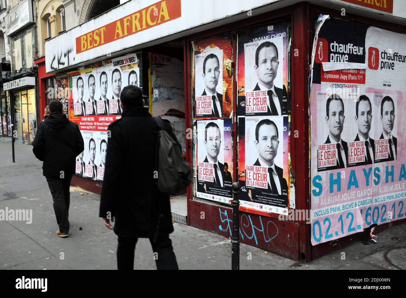 Wahlplakate mit Kandidaten für die linken Vorwahlen vor der Präsidentschaftswahl 2017, Benoit Hamon, sind in Paris, Frankreich, am 12. Dezember 2016 zu sehen. Foto von Alain Apaydin/ABACAPRESS.COM Stockfoto