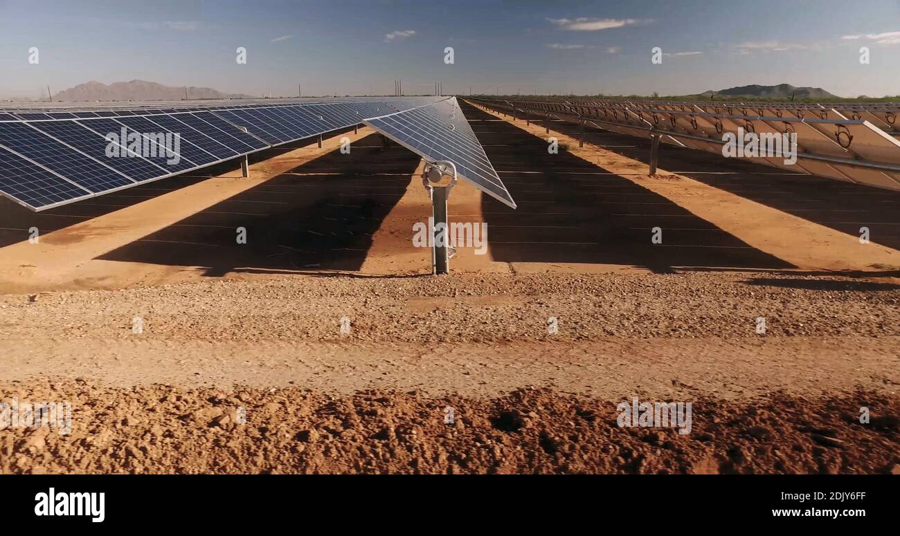 Nahaufnahme von Solarzellen in der Wüste an sonnigen Tagen. Stockfoto