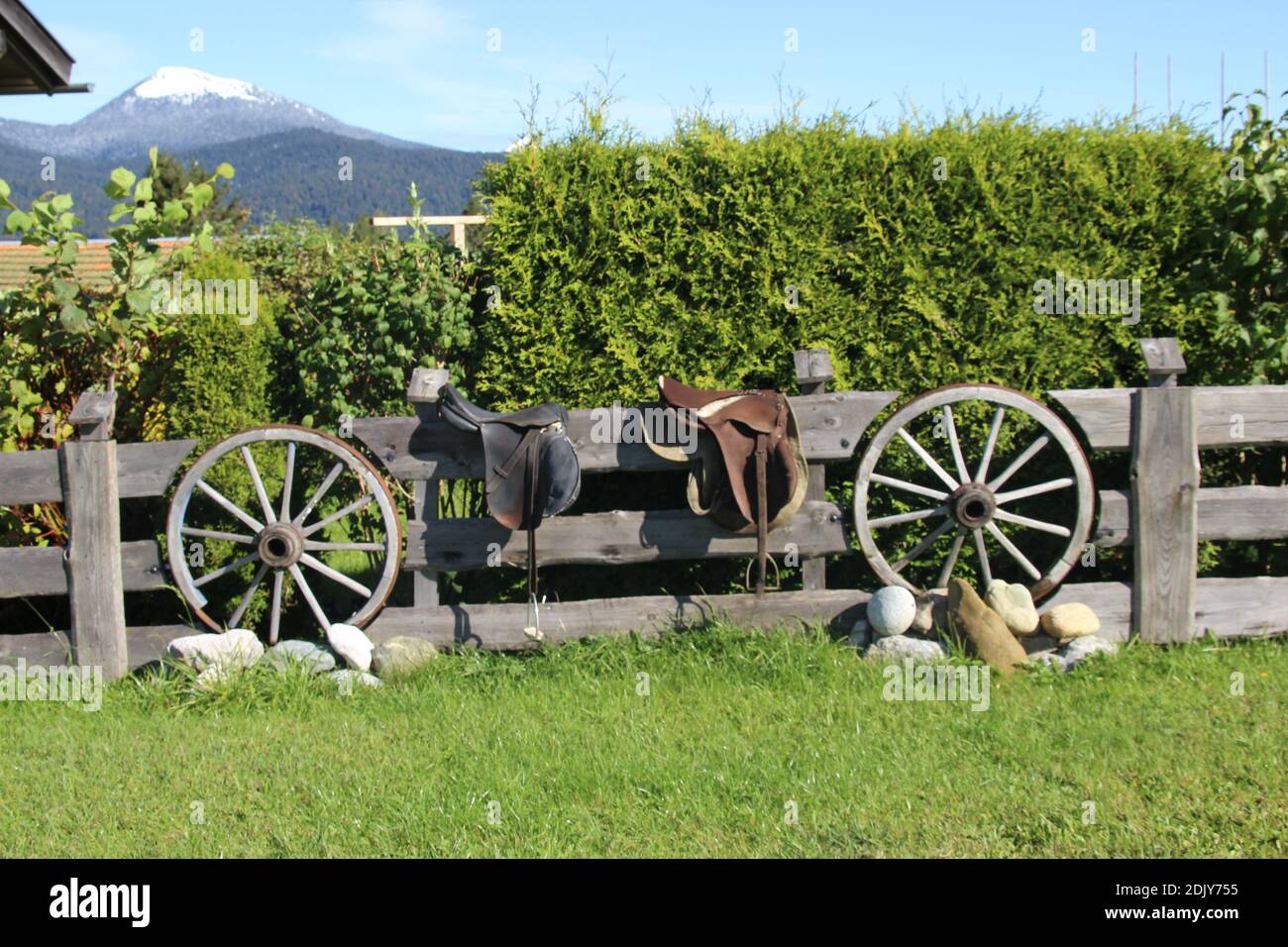 Holzzaun mit Dekoration in Motorradform, Holzräder, Sattel, Landleben, Stockfoto