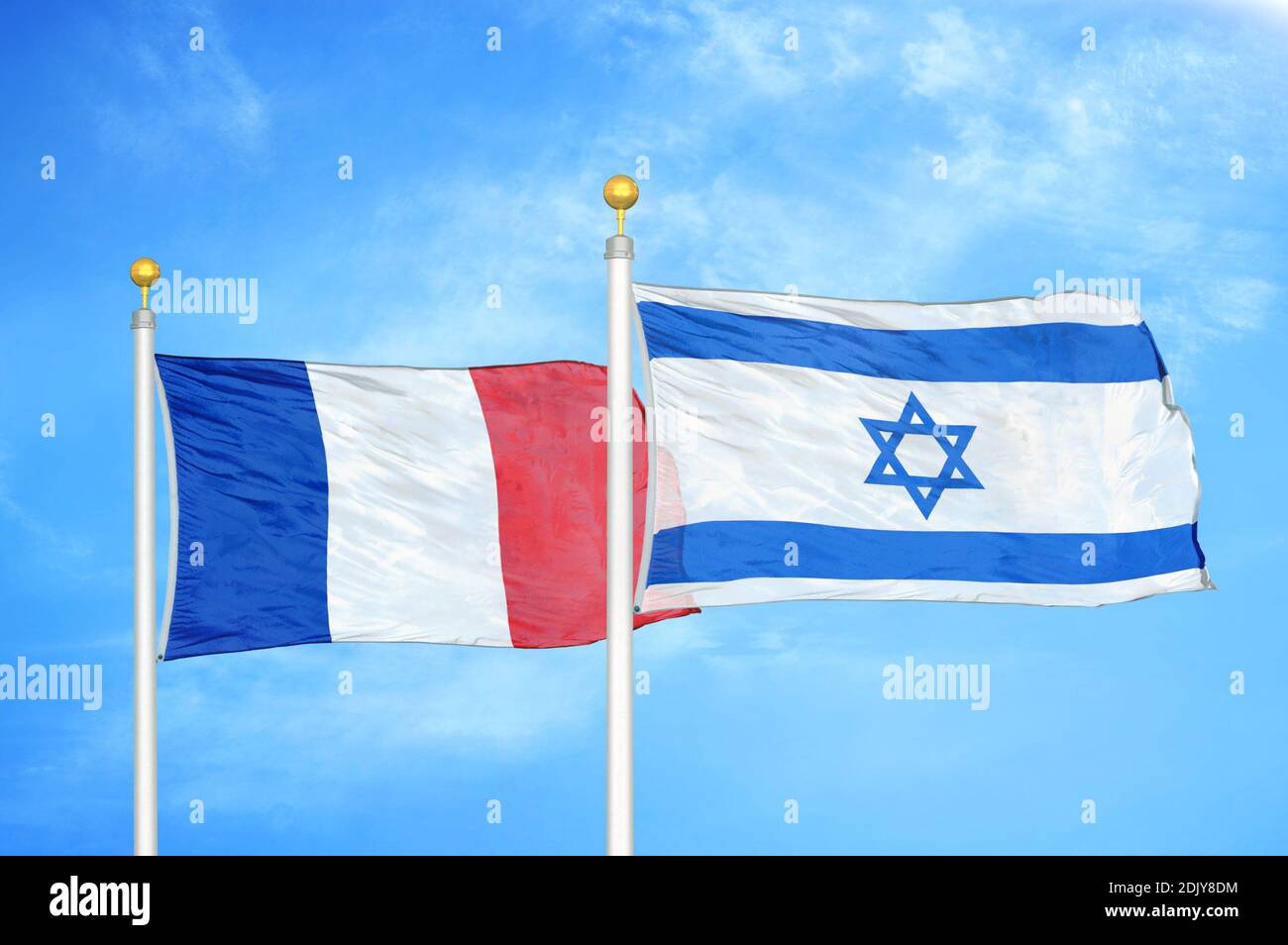 Frankreich und Israel zwei Flaggen auf Fahnenmasten und blau bewölkt Himmel Stockfoto