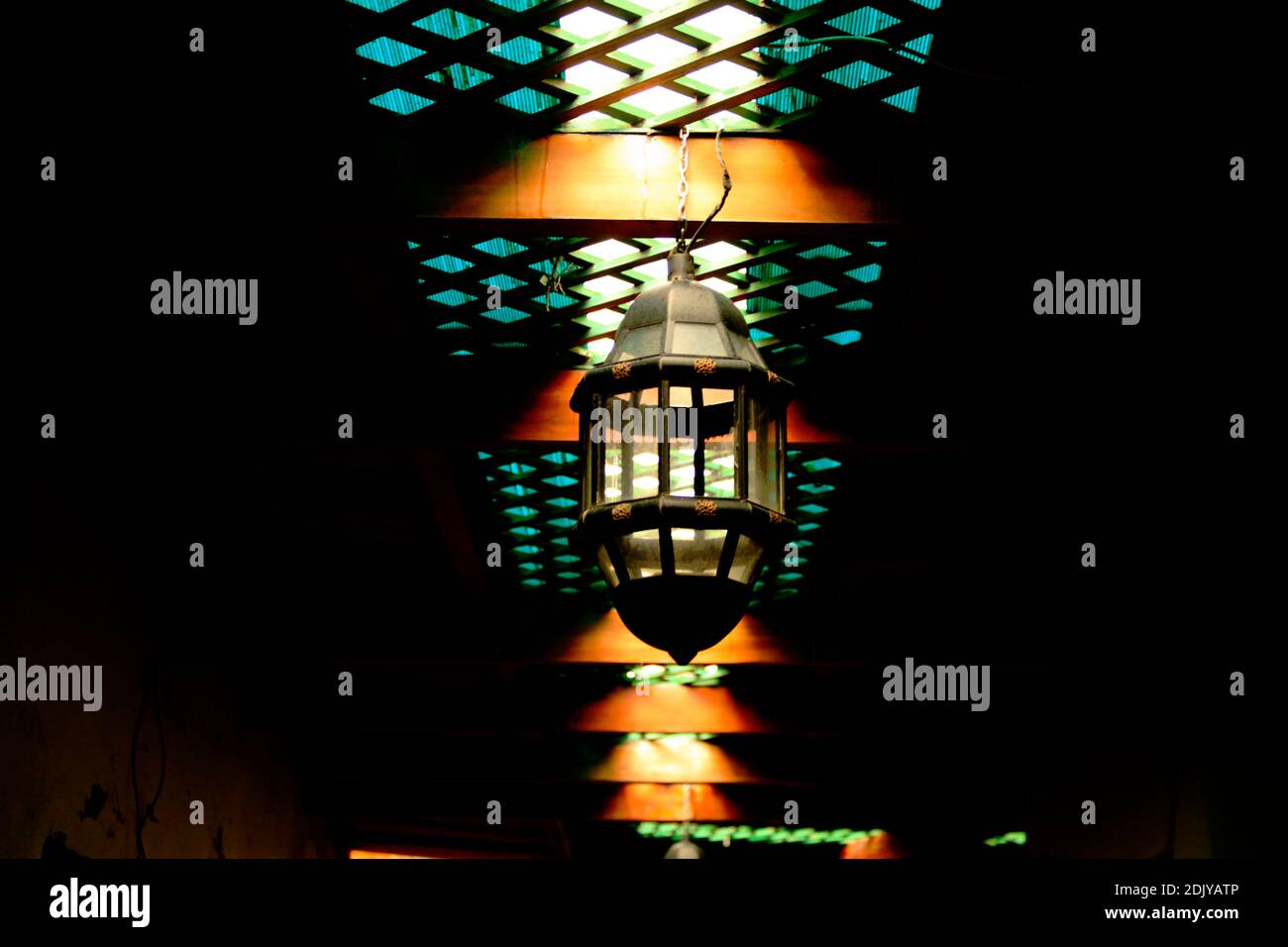 Alte Straße Laterne in der alten Medina von Tétouan, traditionelle Lampe in Holz Dachfenster mit schönen orange und türkis Farben. UNESCO-Weltkulturerbe. Stockfoto