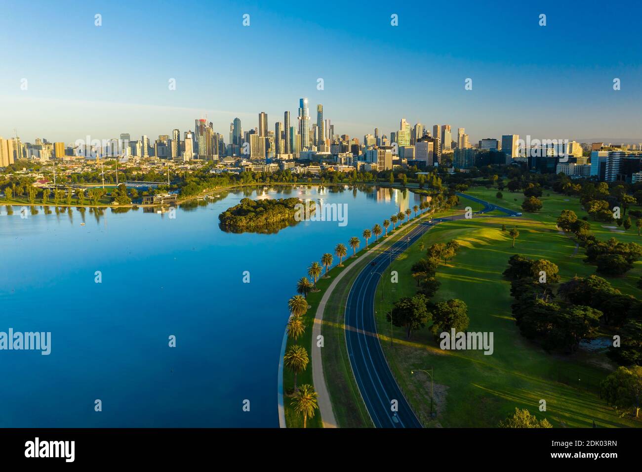 Luftbild des wunderschönen Parks und des Geschäftsviertels von Melbourne bei Sonnenaufgang Stockfoto