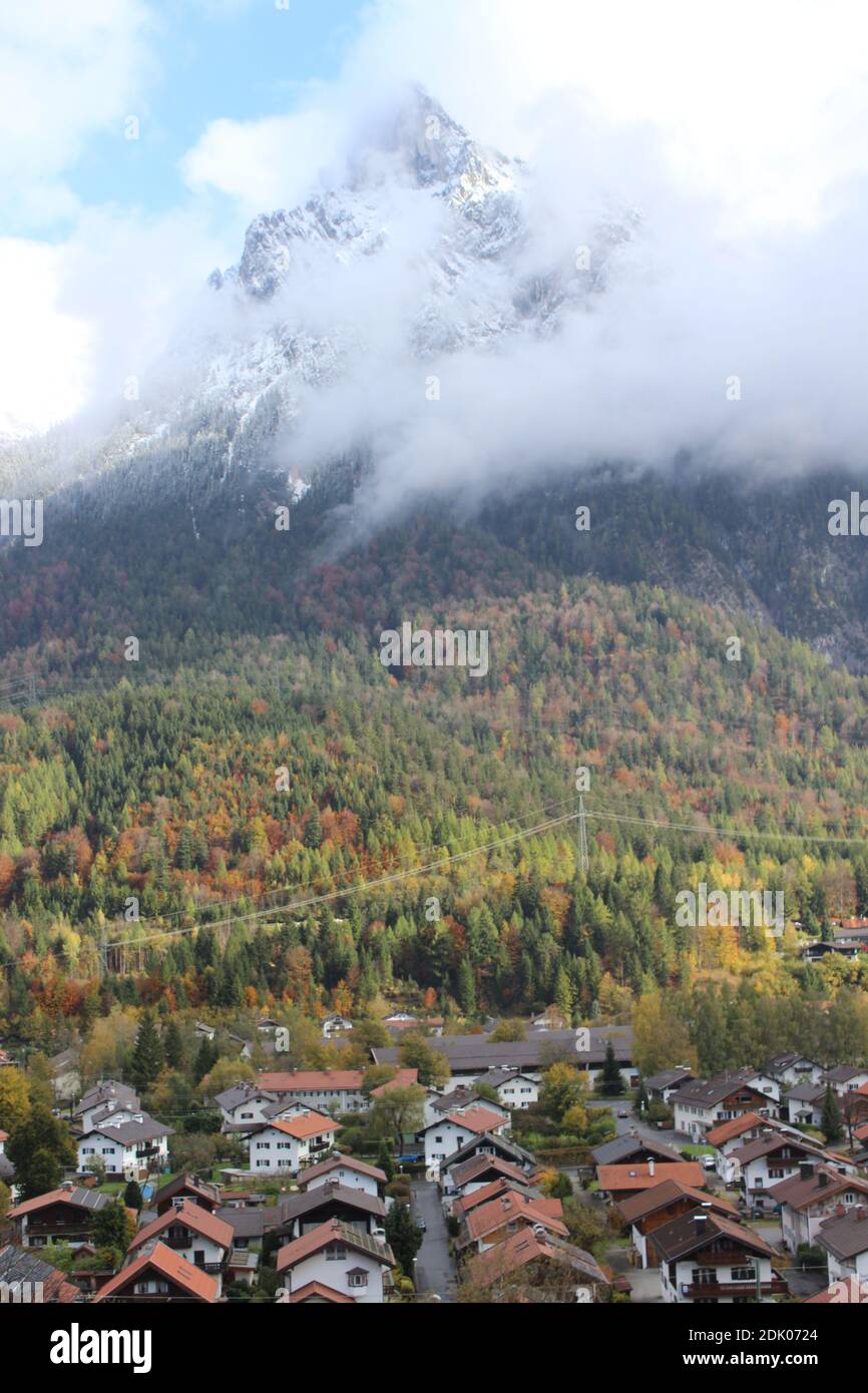 Blick auf das Karwendel über Mittenwald, neblige Stimmung Stockfoto