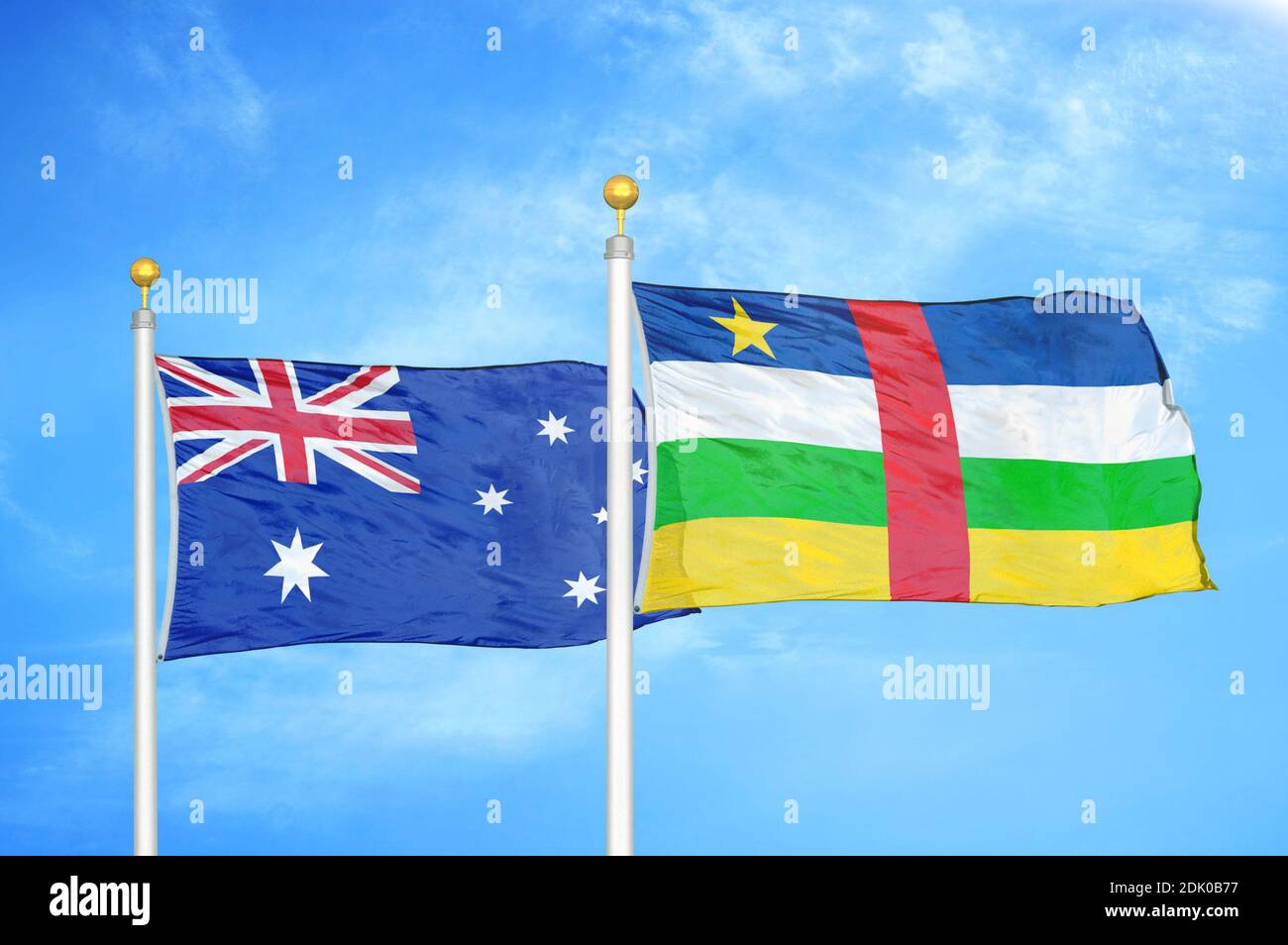 Australien und Zentralafrikanische Republik zwei Flaggen auf Fahnenmasten und Blauer Himmel Stockfoto