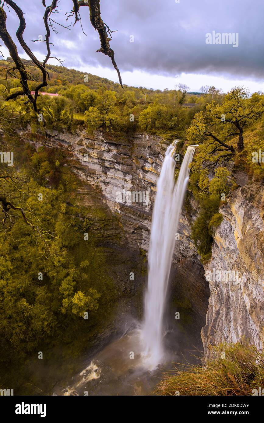 Großer Wasserfall Herbst nordspanien Stockfoto