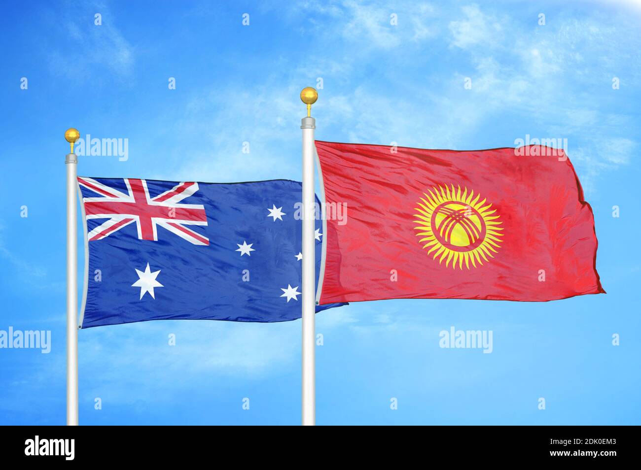 Australien und Kirgisistan zwei Flaggen auf Fahnenmasten und blau bewölkt Himmel Stockfoto