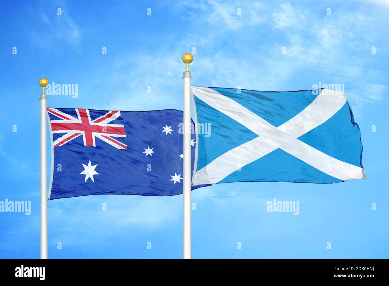 Australien und Schottland zwei Flaggen auf Fahnenmasten und blau bewölkt Himmel Stockfoto