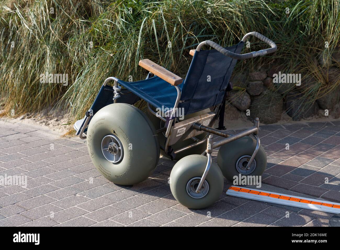 Behindertengerechter Rollstuhl für den Strand, Sylt, Schleswig-Holstein, Deutschland Stockfoto