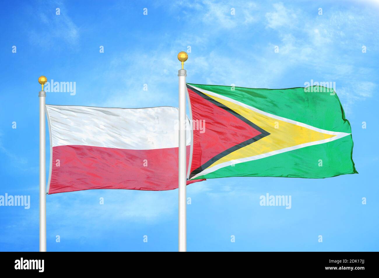 Polen und Guyana zwei Flaggen auf Fahnenmasten und blau bewölkt Himmel Stockfoto