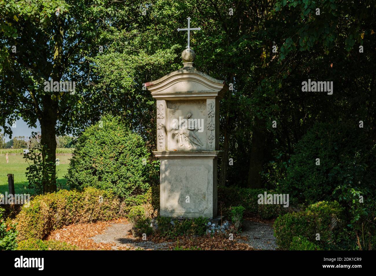 Deutschland, Borken, Borken-Weseke, Naturpark hohe Mark Westmünsterland, Münsterland, Westfalen, Nordrhein-Westfalen, Wegeseitenheiligtum bei Kotten Buesken, Bilddarstellung, Jesus Christus wird in den Schoß seiner Mutter gelegt Stockfoto