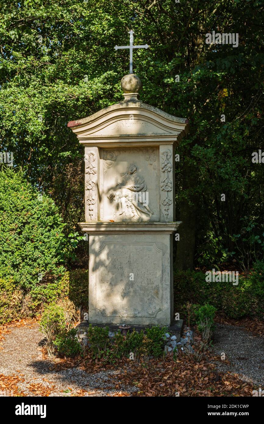 Deutschland, Borken, Borken-Weseke, Naturpark hohe Mark Westmünsterland, Münsterland, Westfalen, Nordrhein-Westfalen, Wegeseitenheiligtum bei Kotten Buesken, Bilddarstellung, Jesus Christus wird in den Schoß seiner Mutter gelegt Stockfoto