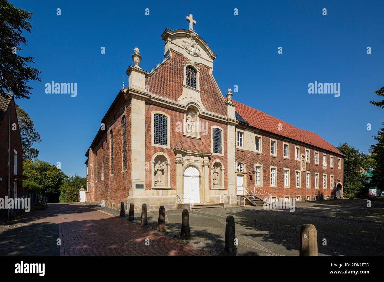 Deutschland, Borken, Borken-Gemen, Naturpark hohe Mark Westmünsterland, Münsterland, Westfalen, Nordrhein-Westfalen, Freiheitsgemen, ehemaliges Franziskanerkloster und ehemalige Franziskanerkirche, katholische Pfarrkirche der Unbefleckten Empfängnis Mariens, Marienkirche, Klosterkirche, Backsteinbau, Barock Stockfoto