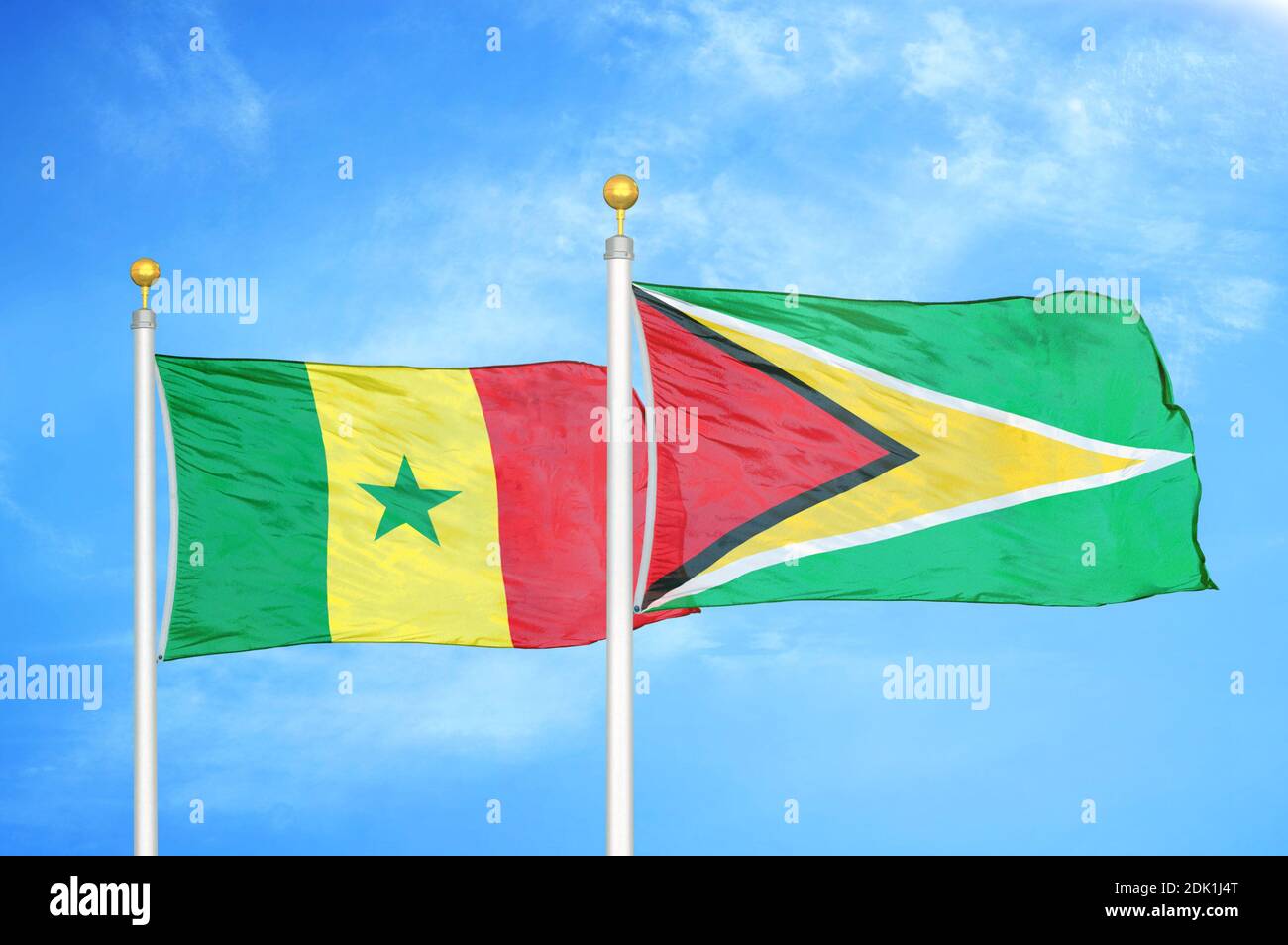Senegal und Guyana zwei Flaggen auf Fahnenmasten und blau bewölkt Himmel Stockfoto