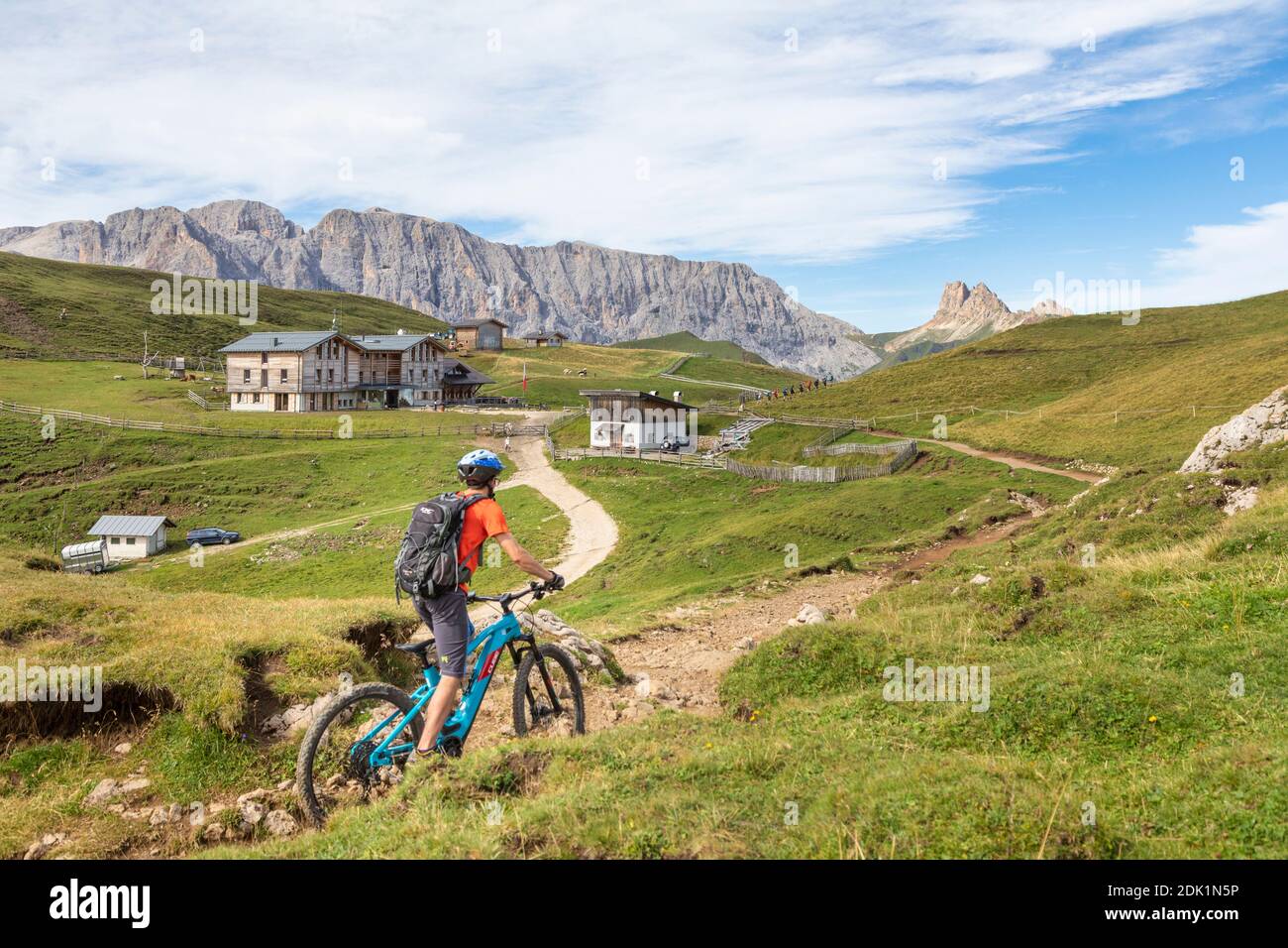 Junger Mann (22 Jahre) mit E-Bike auf einem Bergweg bei Sassopiatto Hütte / Plattkofelhütte, Campitello di Fassa, Fassatal, Trient, Trentino Alto Adige, Italien Europa Stockfoto