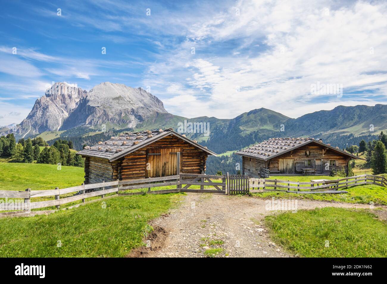 Traditionelle Berghütten auf den Weiden der seiser alm, mit dem Plattkofel im Hintergrund, Provinz bozen, Südtirol, Italien, Europa Stockfoto