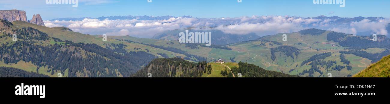 Panoramablick auf die Seiser Alm, Provinz Bozen, Südtirol, Dolomiten, Italien, Europa Stockfoto