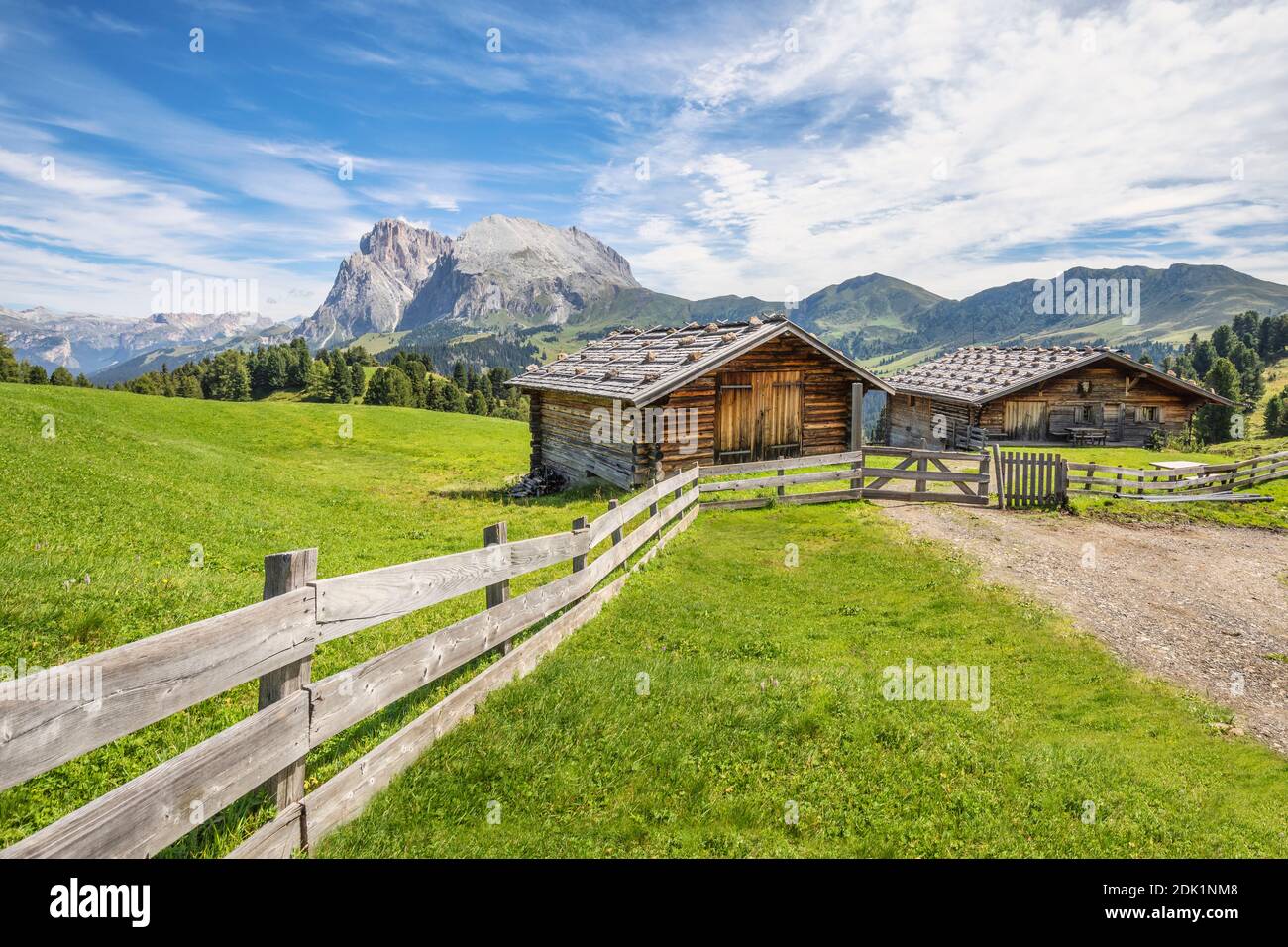 Traditionelle Berghütten auf den Weiden der seiser alm, mit dem Plattkofel im Hintergrund, Provinz bozen, Südtirol, Italien, Europa Stockfoto