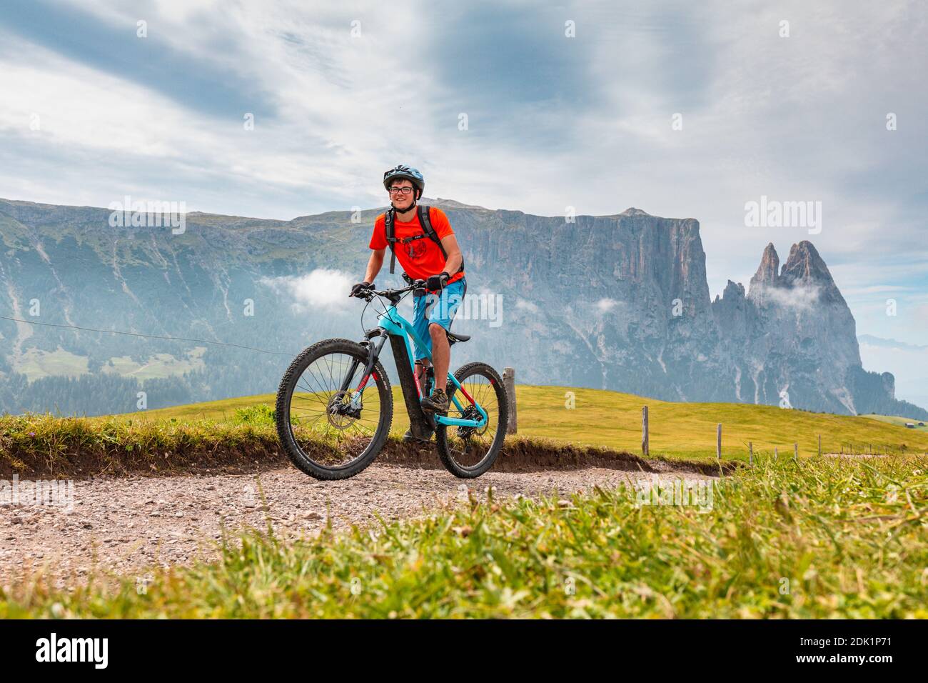 Der junge Mann (22 Jahre) fährt mit dem E-Bike auf einem alpinen Weg in Alpe di Susi / Seiser Alm, Dolomiten, Südtirol, Italien, Europa Stockfoto