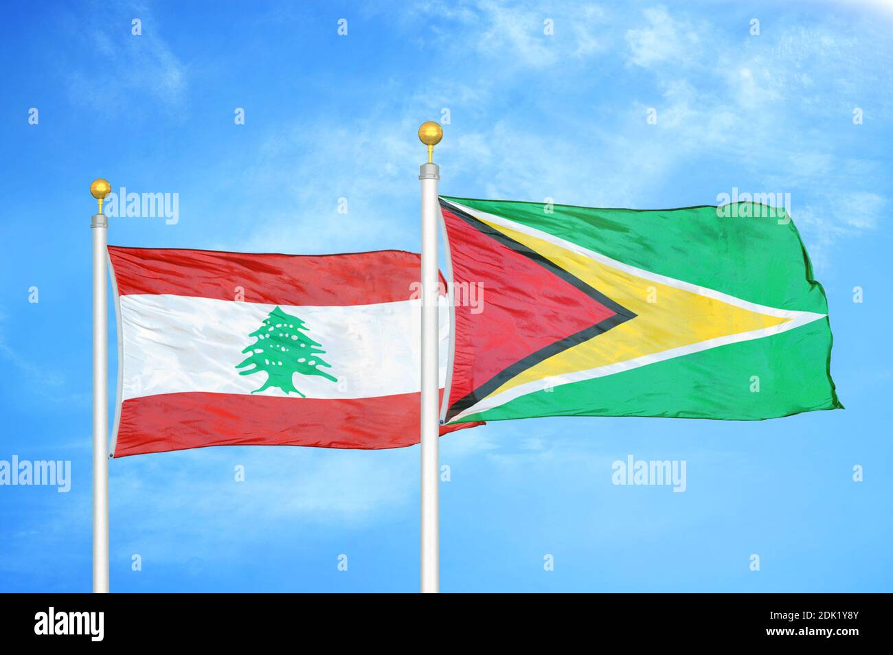 Libanon und Guyana zwei Flaggen auf Fahnenmasten und blau bewölkt Himmel Stockfoto