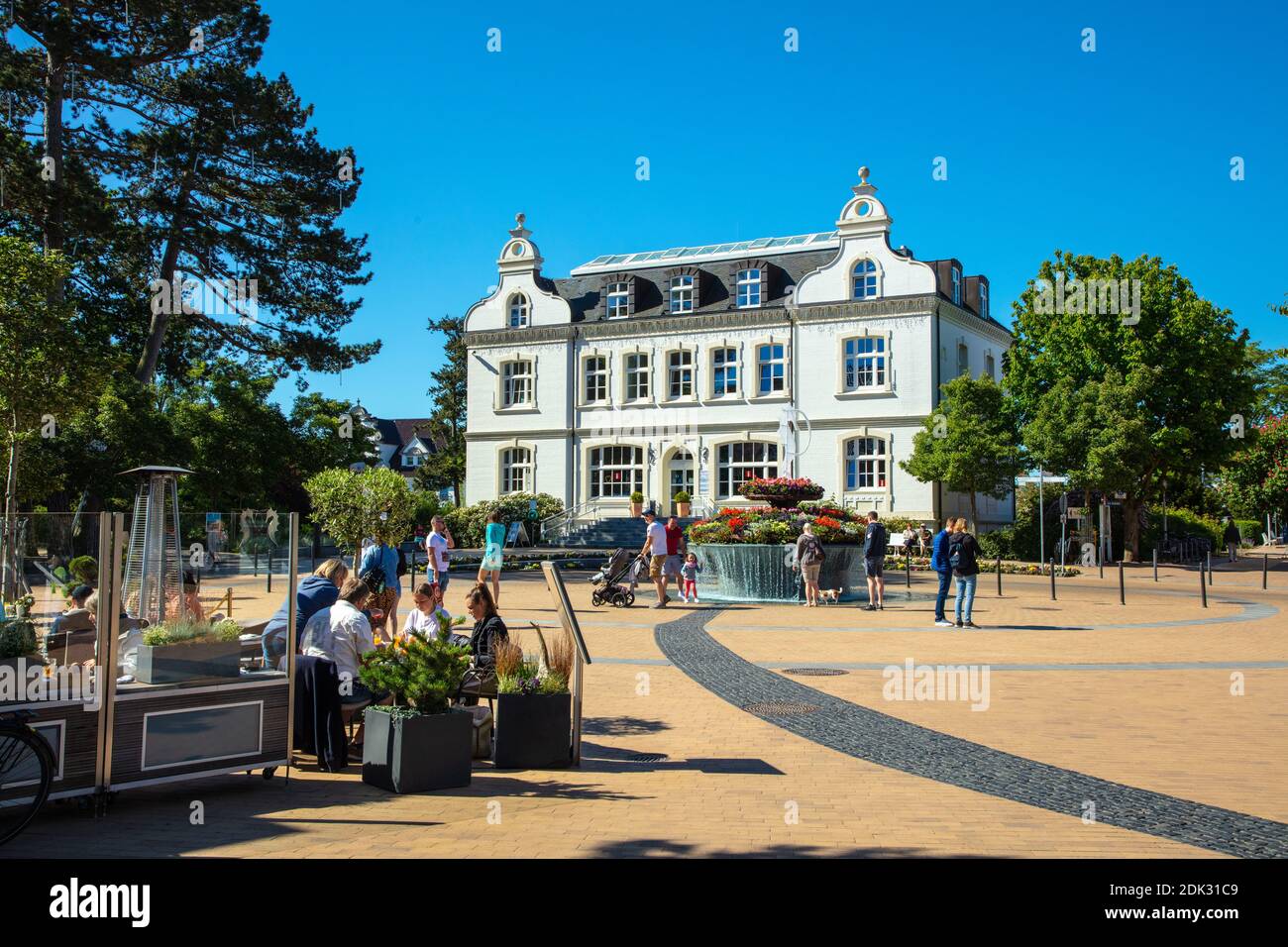 Deutschland, Schleswig-Holstein, Lübecker Bucht, Timmendorfer Strand, Timmendorfer Platz im Zentrum mit Blick auf das Rathaus, Stockfoto