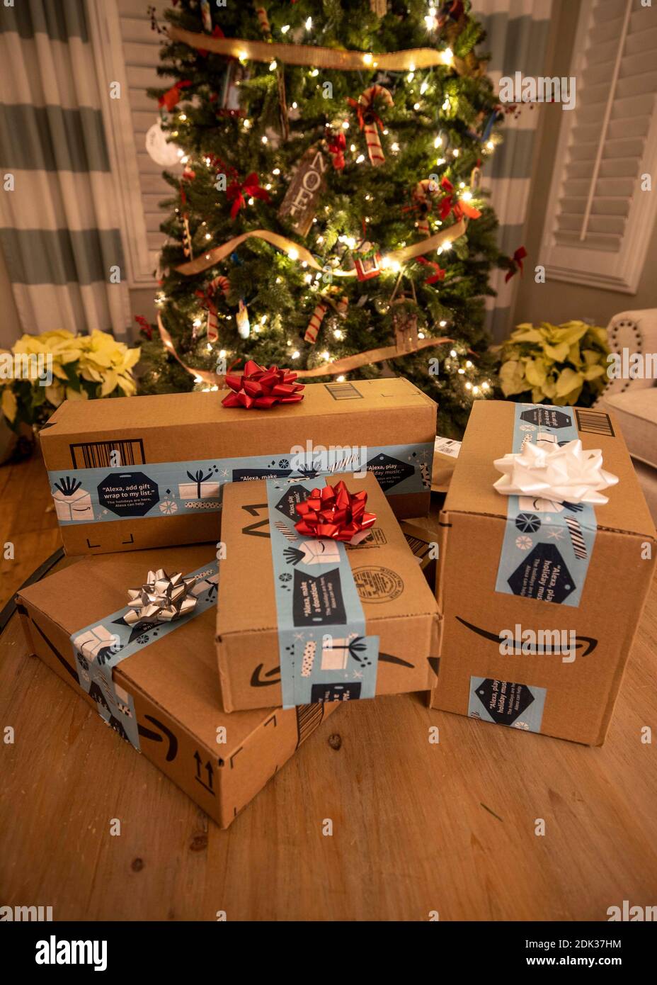 Aliso Viejo, Kalifornien, USA. Dezember 2020. Einfarbiger brauner Karton  Amazon Versandkartons mit amazon Smile Logo und Weihnachtsfeiertag  Saisonband. Die Pakete werden wie Geschenke unter einem Weihnachtsbaum  platziert. Aufgrund von Coronavirus und ...