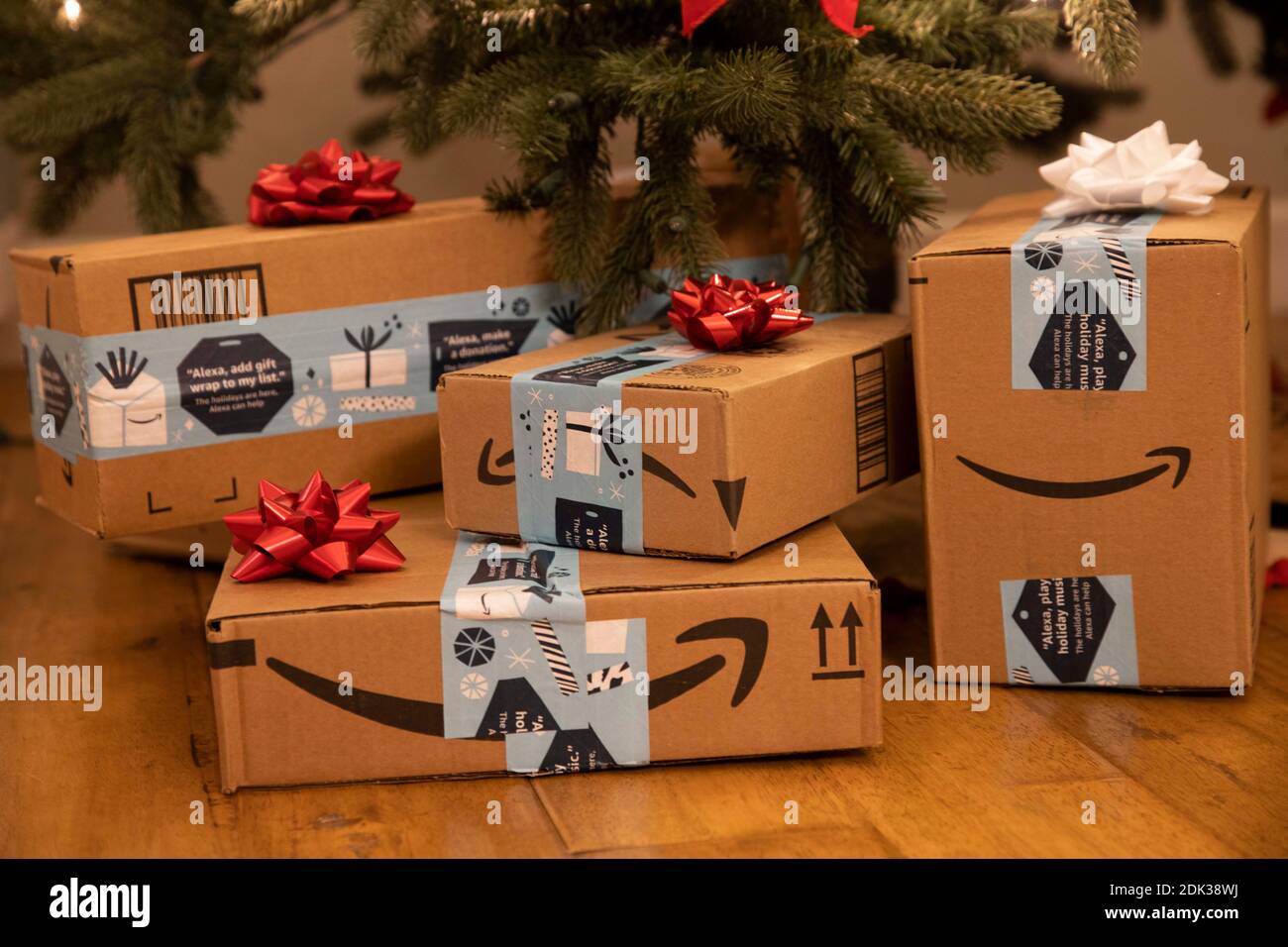 Aliso Viejo, Kalifornien, USA. Dezember 2020. Einfarbiger brauner Karton  Amazon Versandkartons mit amazon Smile Logo und Weihnachtsfeiertag  Saisonband. Die Pakete werden wie Geschenke unter einem Weihnachtsbaum  platziert. Aufgrund von Coronavirus und ...