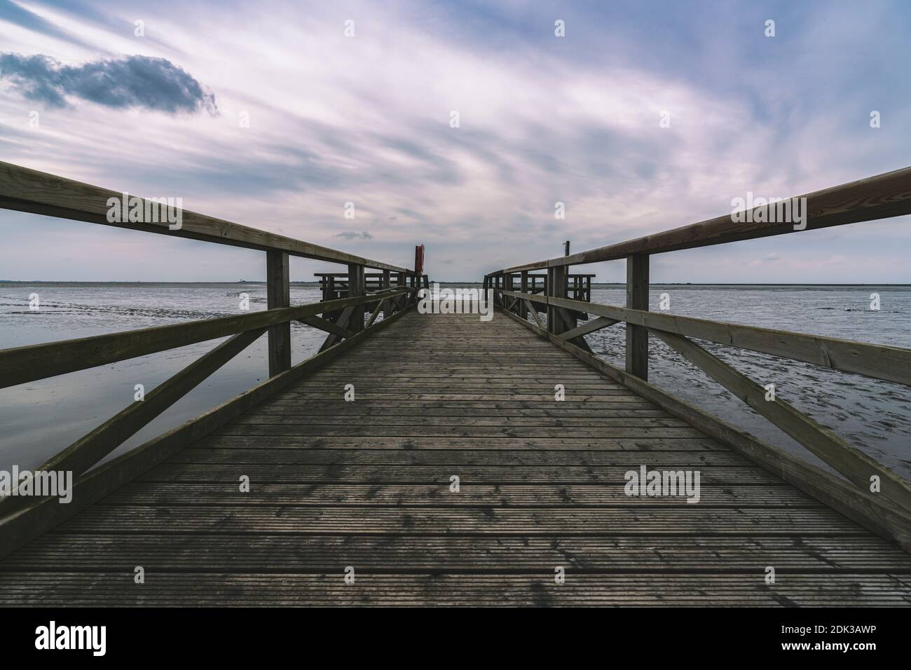 Holzbrücke ins Wattenmeer, nordisches Wetter mit Wolken und Wind, Husum, Nordsee, Schleswig-Holstein, Deutschland, Europa Stockfoto