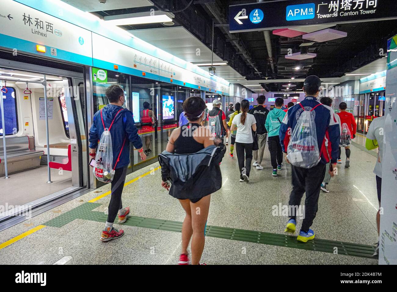Teilnehmer des Guangzhou-Marathons 2020 nehmen die U-Bahn in Guangzhou, der südchinesischen Provinz Guangdong, 13. Dezember 2020. Die Veranstaltung findet ab 7 Stockfoto