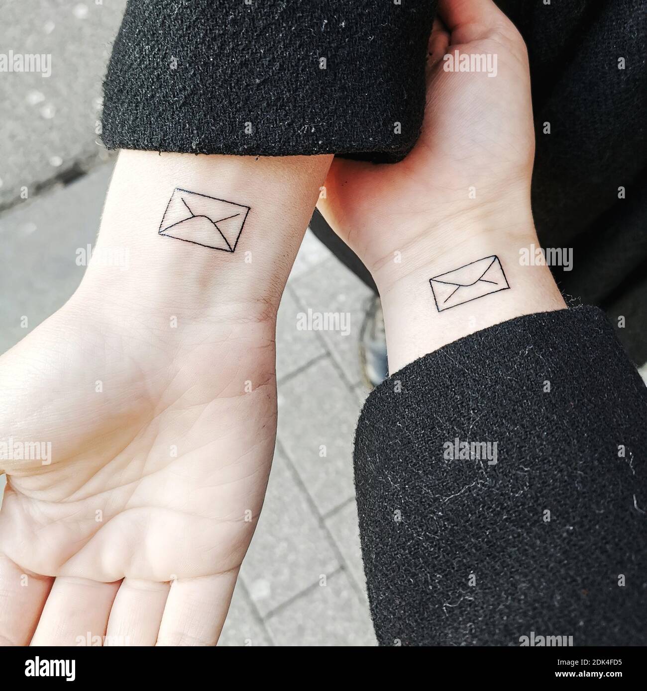 Frau armband handgelenk tattoo Dezente Tattoos