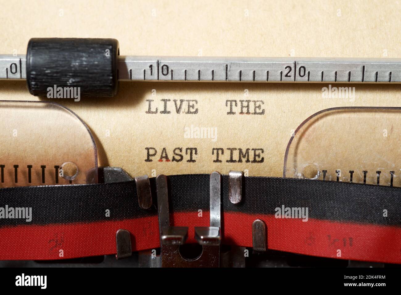 Lebe die vergangene Zeit Phrase geschrieben mit einer Schreibmaschine. Stockfoto