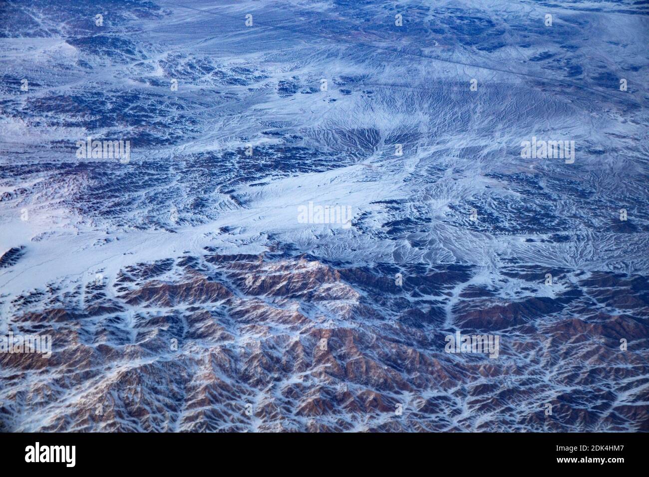 Luftaufnahme des verschneiten Tian Shan (was den Himmlischen Berg bedeutet) bei Sonnenuntergang in der Autonomen Region Xinjiang Uygur im Nordwesten Chinas, 12. Dezember 2020 Stockfoto