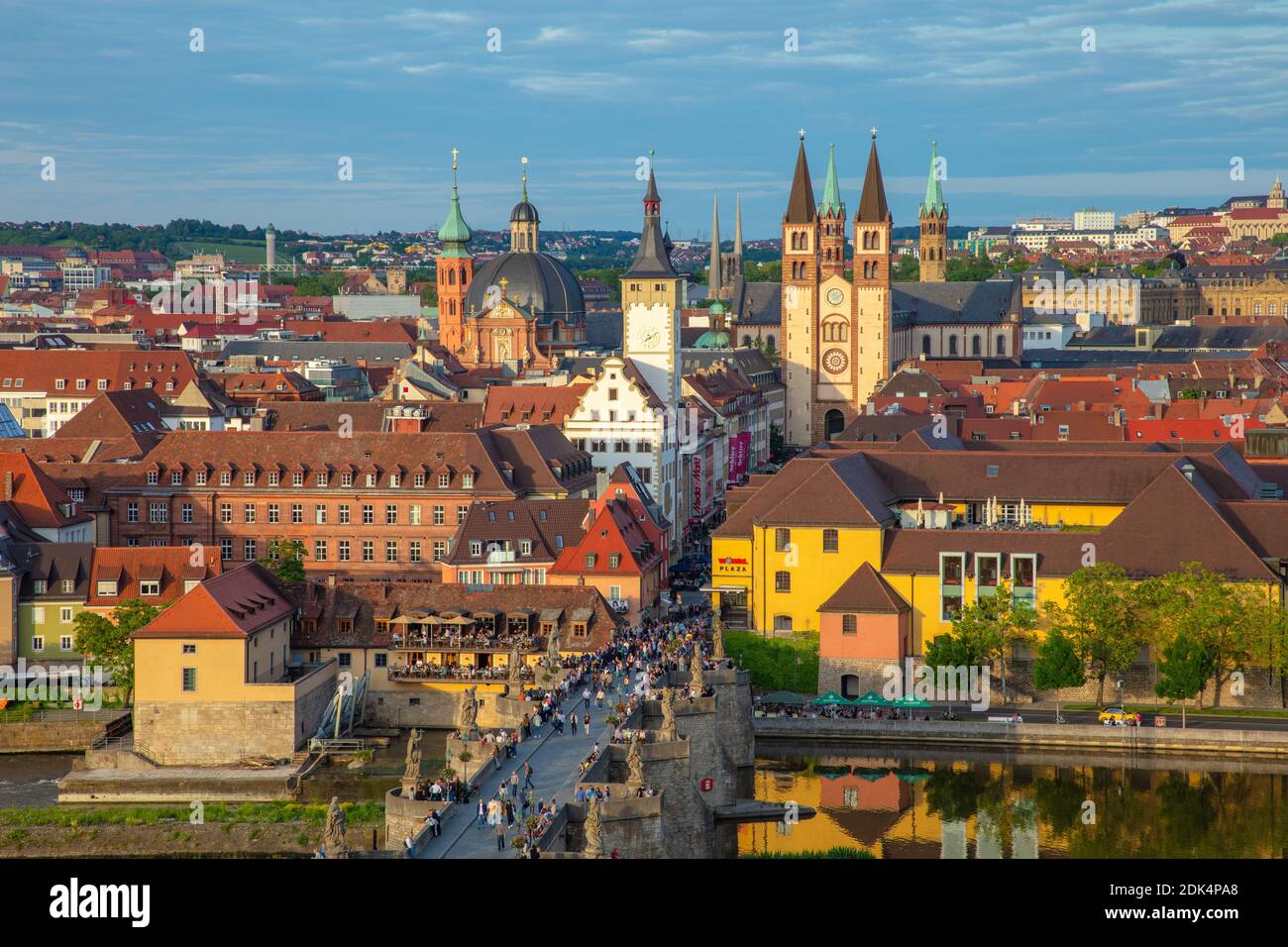 Deutschland, Bayern, Würzburg, Blick auf die Mainbrücke zum Rathaus und Kiliansdom Stockfoto