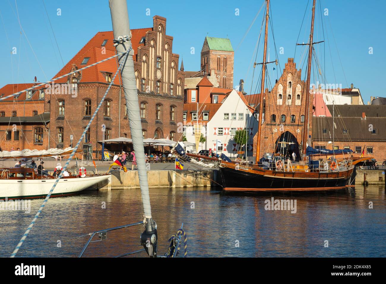 Deutschland, Mecklenburg-Vorpommern, Stadt Wismar, alter Hafen mit Blick auf das Wassertor, Stockfoto
