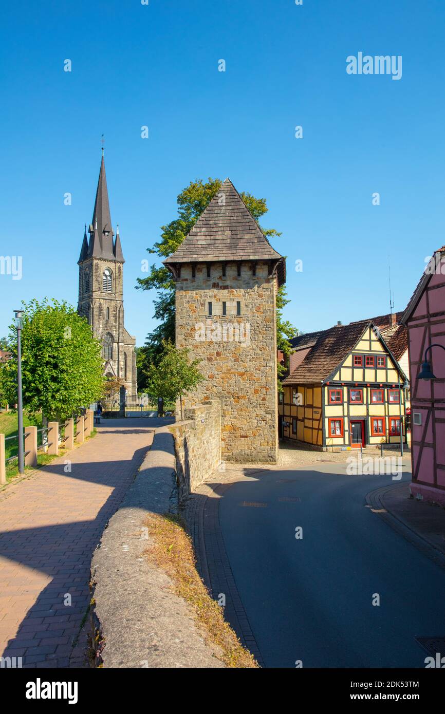 Deutschland, Niedersachsen, Stadt Rinteln, Wehrturm mit Stadtmauer Stockfoto