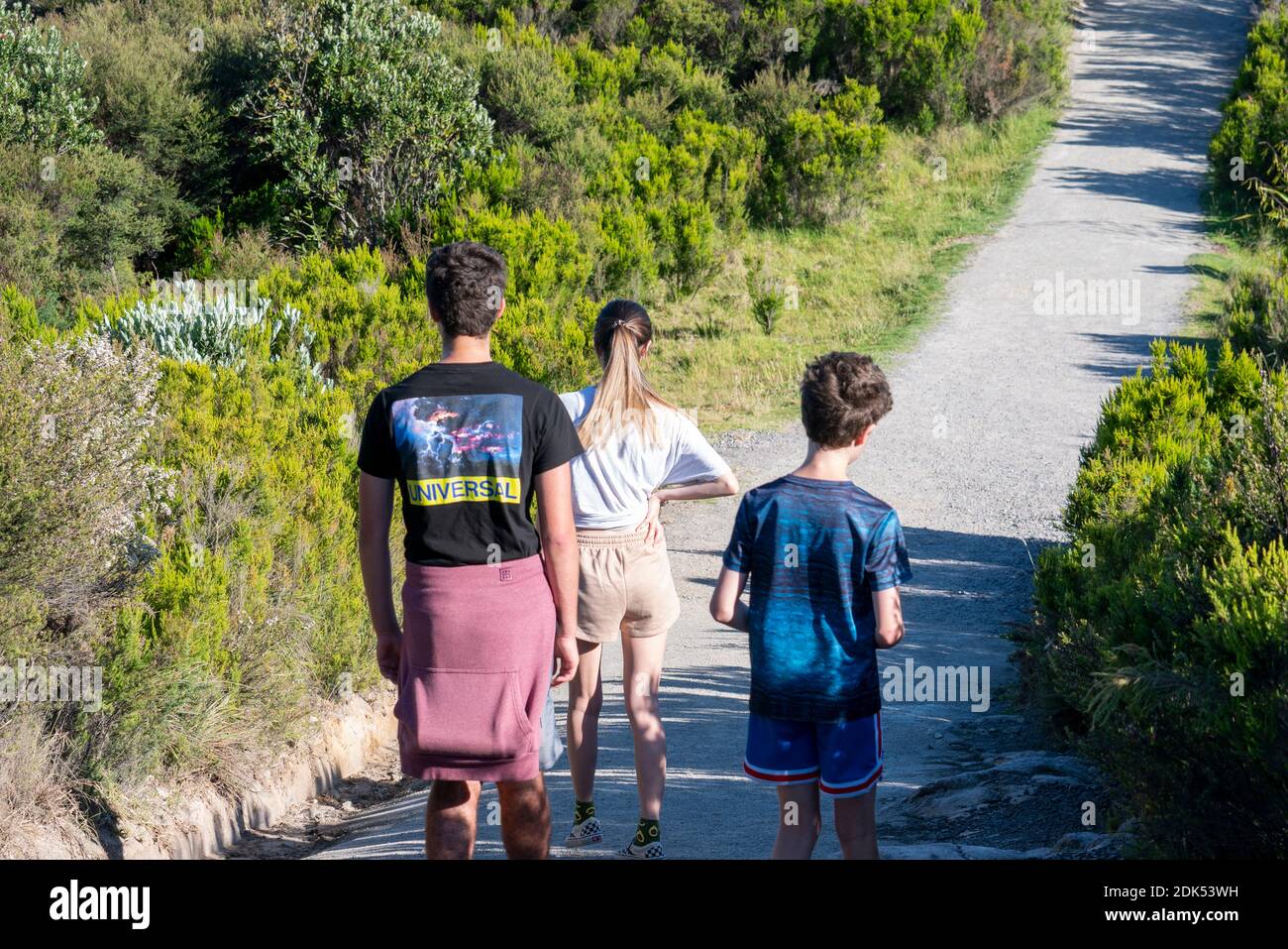 Mount Maunganui Neuseeland - Dezember 15 2020; drei Geschwister wandern auf dem Gipfel Mount Maunganui früher Mon1 Stockfoto